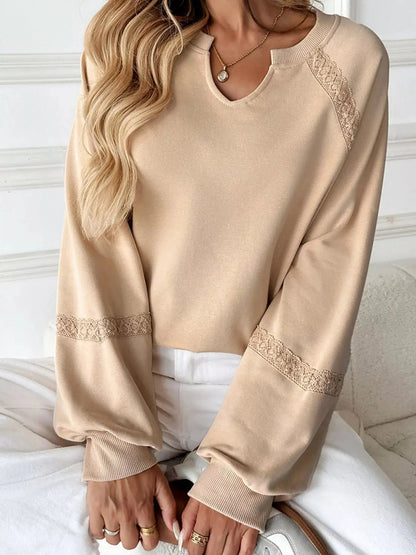 Sweat-shirt confortable avec détails en dentelle pour un look casual chic