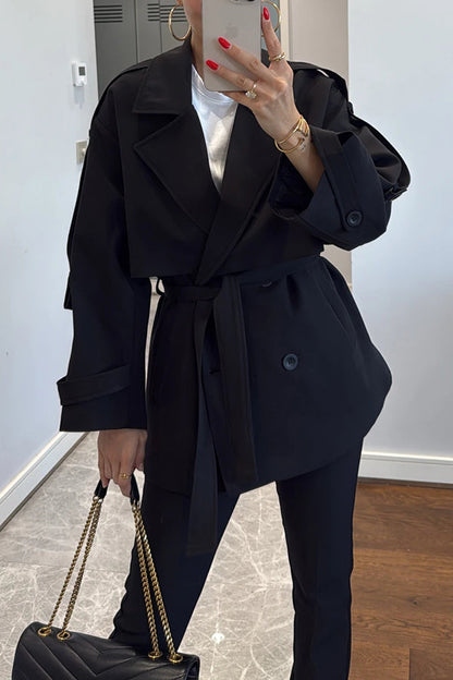 Trench-coat urbain moderne à revers ceinturé avec détails de boutons