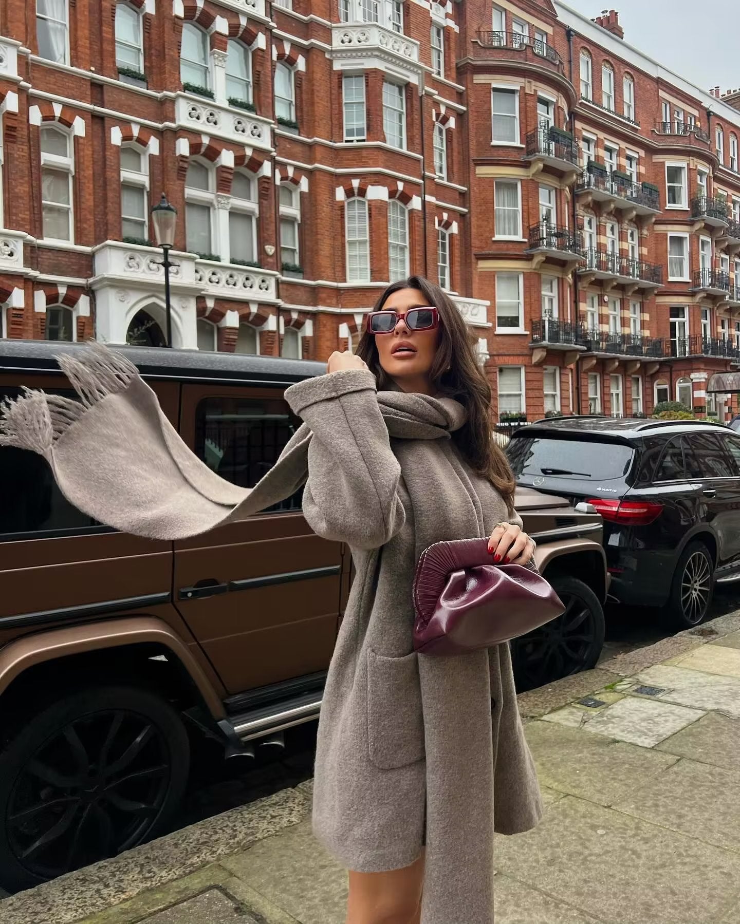 Manteau moderne avec patte de boutonnage sur toute la longueur et jeu d'écharpes à glands assorti