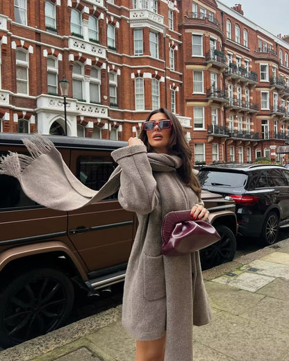 Manteau moderne avec patte de boutonnage sur toute la longueur et jeu d'écharpes à glands assorti