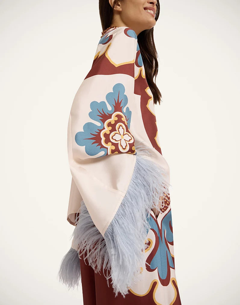 Top bohémien à manches cloches, col montant, orné de plumes