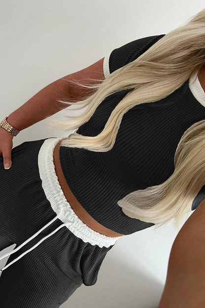 Ensemble décontracté deux pièces avec haut à col rond et pantalon à taille élastique