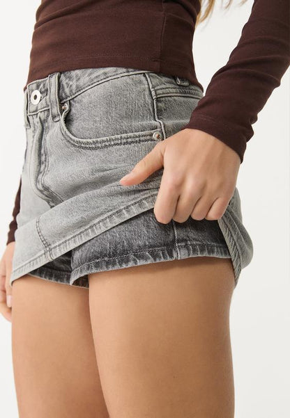 Mini-jupe-short en denim décontracté pour un look quotidien sans effort