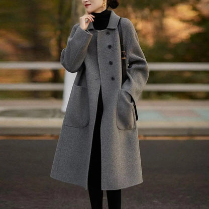 Elégant manteau noir avec manches bouffantes et encolure ronde